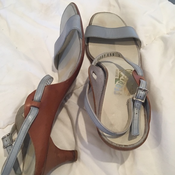 Authentic Salvatore Ferragamo - Picture 2 of 6
